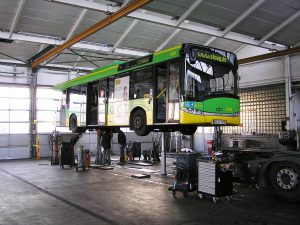 KFZ-Reparatur mithilfe moderner Stempelanlage