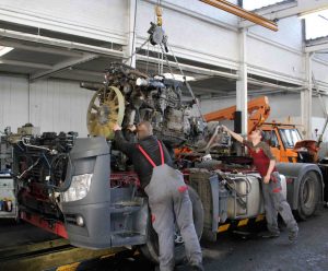 Motor wird herausgehoben