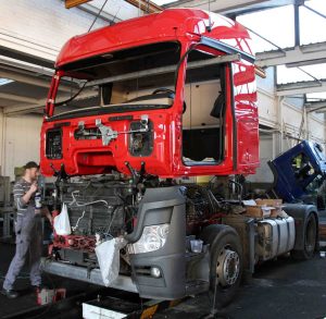 Montage des neuen Fahrerhaus
