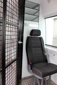 Platz für 3. Begleitperson. Staufächer im pberen Bereich. Trennungstüre zum Zellenbereich.