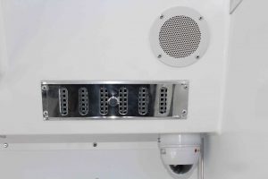 Lüftung, Lautsprecher und Kameraüberwachung in jeder Zelle