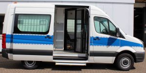 Einstieg, Ablagemöglichkeit und Trennungstüre