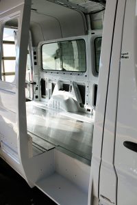 Beilackierung und Spezialboden zur Befestigung der Bestuhlung