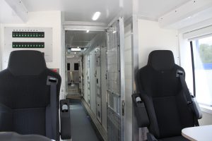 Sitzplätze für Begleitpersonen und Trennungstüre zum Zellengang