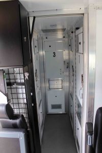 Zellengang ist trennbar durch Schiebetüre