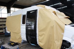 Die Schwenktüre wird eingepasst