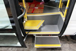 Bei dieser Variante des Einstiegs befindet sich eine weitere Trittstufe