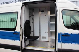 Zugang und Klappsitz für dritte Begleitperson