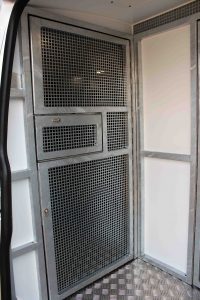 Zellentüre mit Fesselklappe (hier geschlossen)