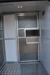 Zellentüre mit Fesselklappe