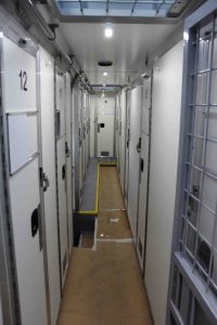 Zellengang zu den gesamt zwölf Zellen