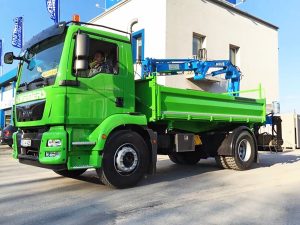 Zweiseitenkipper mit Ladekran