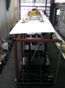 Fertigung eines kundenindividuellen Aufbaus zum innerbetrieblichen Stückguttransport. Mit Winghliner Klappwand und einer Gesamthöhe von 4,60m.