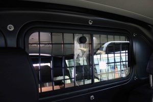 Vergitterung des Fahrgastraumes