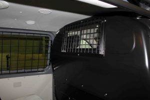 Gitter in der Trennwand zum Fahrgastraum