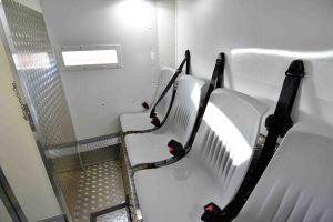 Großraumzelle am Busende mit fünf Sitzplätzen