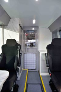 Sitzplätze für Begleitpersonen und Trennungstüre zum Zellengang