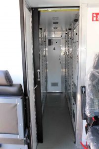 Zellengang und Platz für Begleitpersonen