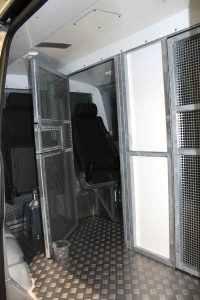 Beim öffnen der Zellentüre bleibt der Sitz der Begleitperson hochgeklappt