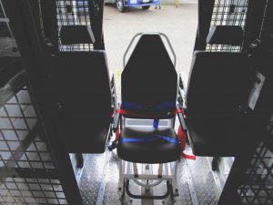 Krankenstuhl und zwei weitere Sitzmöglichkeiten